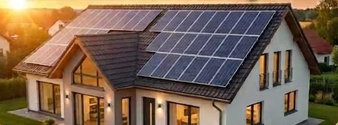 Vivienda con sistema solar fotovoltaico instalado en cubierta