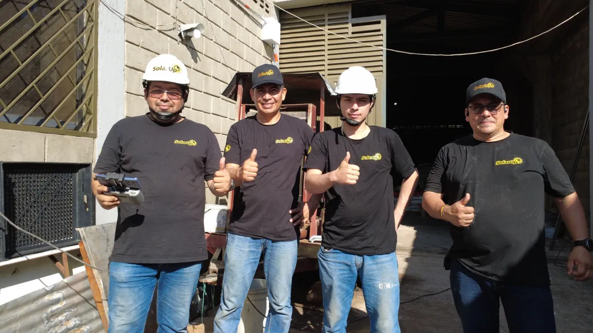 Cuadrilla de instaladores de SolarUp con casco y uniforme de la empresa