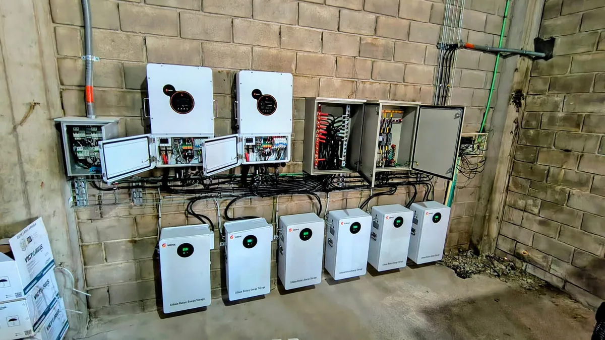 Inversores y banco de baterías de litio instalados en muro