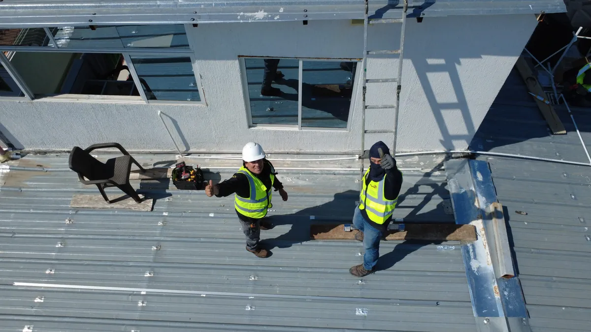 Técnicos montando la estructura de soporte sobre una cubierta metálica