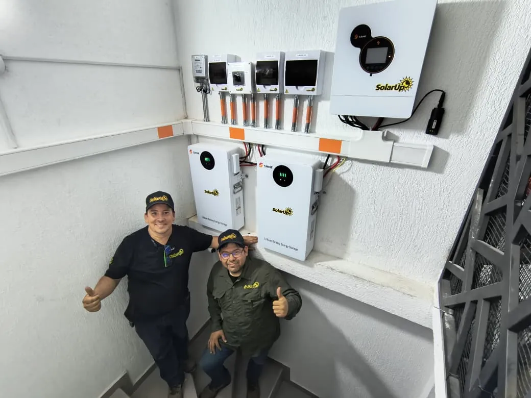 Técnicos de SolarUp frente a los equipos ya instalados y en funcionamiento