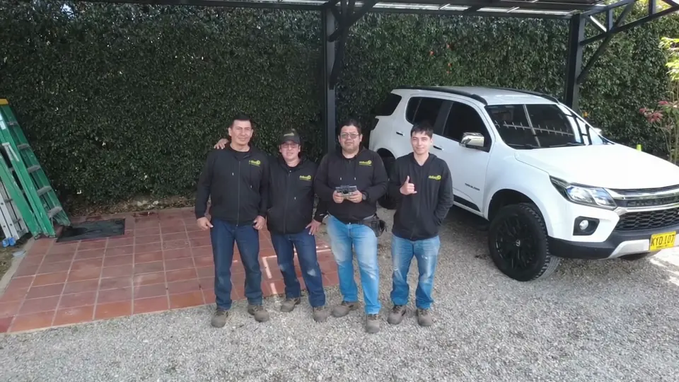 Equipo técnico de SolarUp junto al vehículo de la empresa