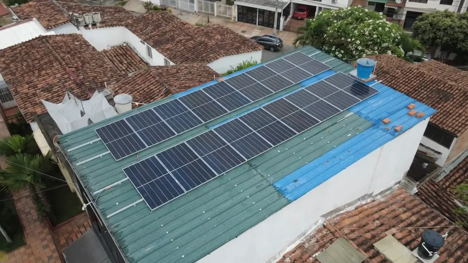 Vista aérea de paneles solares sobre una vivienda en Bucaramanga, Santander