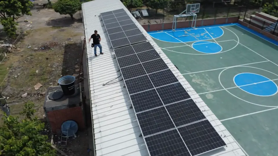 Vista aérea de paneles solares instalados sobre una cubierta en Cimitarra, Santander