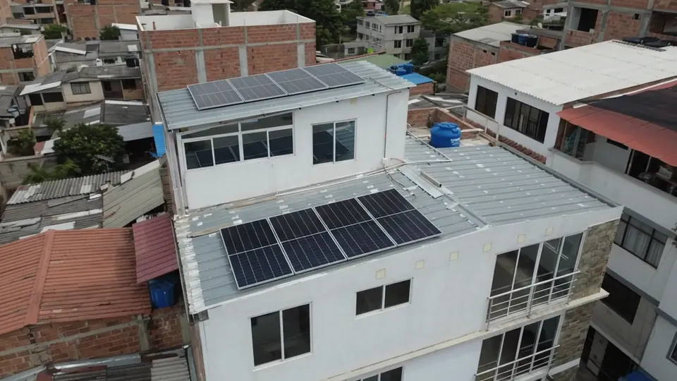 Vista aérea de paneles solares sobre una vivienda en Girón, Santander