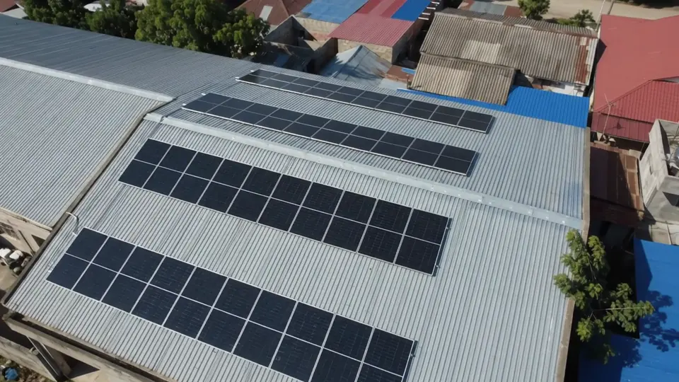 Vista aérea de la cubierta con paneles solares del proyecto en Los Andes, Magdalena