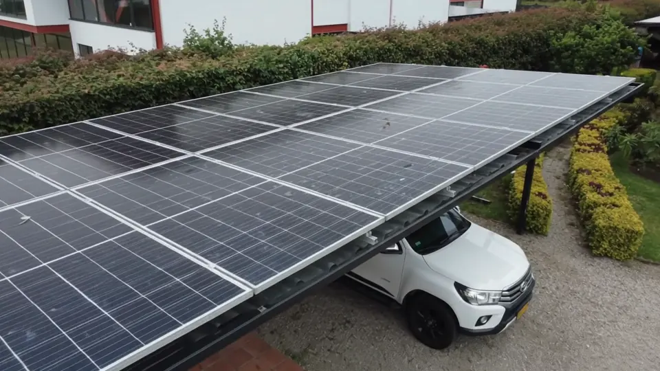 Cubierta solar sobre un parqueadero en Tenjo, Cundinamarca
